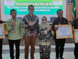 Bupati Jombang Serahkan Penghargaan Pengelolaan Keuangan Desa Di Sosialisasi Program Puspa Jatim