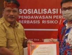 Bupati Marhaen Berikan Penghargaan Pada Para Pelaku Usaha Di Kota Bayu