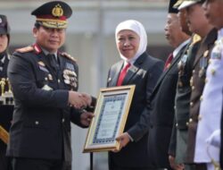 Kapolda Jatim Beri Penghargaan Tan Hana Dharma Mangrwa Kepada Forkopimda Jawa Timur Pada Hari Bhayangkara ke-77