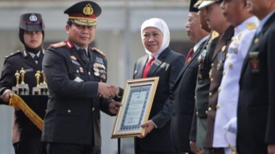 Kapolda Jatim Beri Penghargaan Tan Hana Dharma Mangrwa Kepada Forkopimda Jawa Timur Pada Hari Bhayangkara ke-77