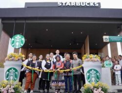 Wali Kota Mojokerto Gunting Pita Grand Opening Gerai Starbucks