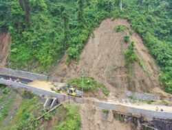 Pemerintah Kabupaten Lumajang Melalui BPBD Lumajang Menurunkan Dua Alat Berat Dan Satu Damkar