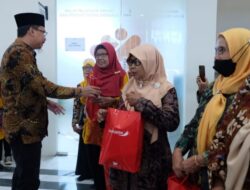 Bupati Sidoarjo Berikan Insentif Dan Honor 190 Nakes Dan 10.558 Kader Posyandu