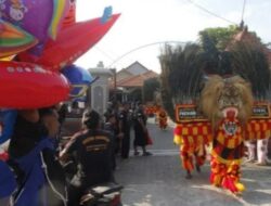 Reog Tampil Mengiringi Acara Bersih Desa Patihan Kidul Masyarakat Terhibur
