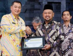 Aktif Berantas Narkoba Bupati Gresik Terima Penghargaan Oleh BNN Provinsi Jatim