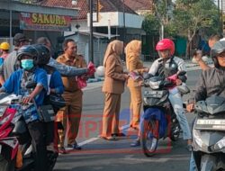 Setwan DPRD Kabupaten Jombang Bagikan Ratusan Bendera Merah Putih