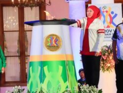 Bupati Mundjidah Wahab Hadiri Penyerahan Api Porprov VIII Tahun 2023 Di Grahadi