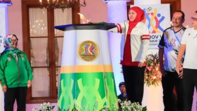 Bupati Mundjidah Wahab Hadiri Penyerahan Api Porprov VIII Tahun 2023 Di Grahadi