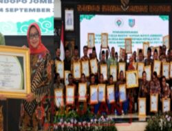 Bupati Jombang Terima “Lencana Bhakti Desa Madya” Dan 45 Kades Terima “Lencana Desa Mandiri”