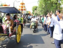 Sugiat Pj Bupati Jombang Ikut Antar Purna Bupati Mundjidah Dan Sumrambah Pulang Dengan Naik Andong