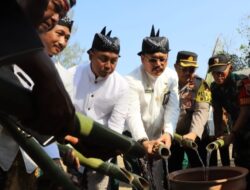 Sugiat Pj Bupati Jombang Berangkatkan Kirab Pusaka Dan Budaya Desa Cupak
