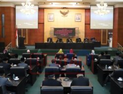 Pj Bupati Ta’aruf Dengan Anggota DPRD Jombang Dalam Sidang Paripurna PAW