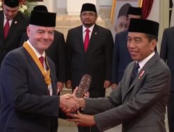 Pakai Kopiah, Presiden FIFA Terima Tanda Kehormatan Dari Jokowi