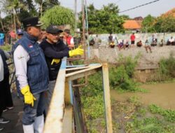 Pj Bupati Jombang Pantau Langsung Aksi Bersih Sungai Di Kecamatan Sumobito