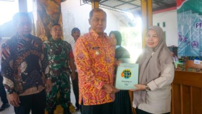 Pj Bupati Jombang Serahkan Sertifikat PTSL Desa Genenganjasem Kabuh