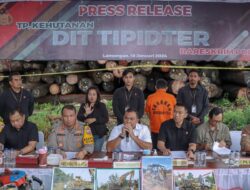 Bareskrim Polri Ungkap Kasus Ilegal Logging Ribuan Kayu Kalimantan Dijual ke Jatim
