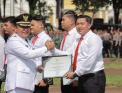 Kapolda Jatim Berikan Penghargaan Kepada 56 PNS dan Personel Polri yang Berprestasi