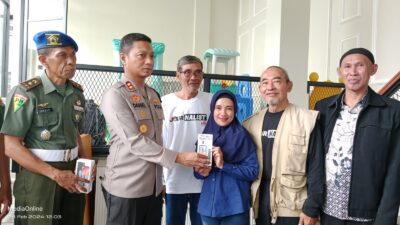 Kapolresta Mojokerto Serahkan Hadiah HP Kepada Wartawan KJJT Jombang