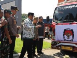 Pj Bupati Jombang Berangkatkan Pendistribusian Logistik Pemilu 2024 Ke Kecamatan