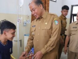 Pj. Bupati Jombang Sugiat Jenguk Anggota KPPS Yang Sakit