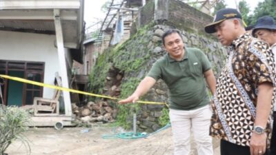 PJ Bupati Jombang Tinjau Langsung Rumah Yang Terdampak Bencana Tanah Gerak