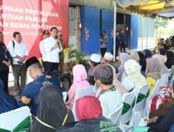 Presiden Jokowi Serahkan Bantuan Pangan di Kabupaten Padang Lawas