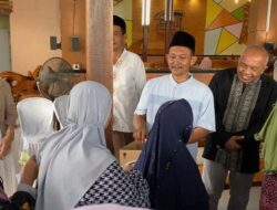 Sekdin Disdikbud Jombang Bersama Keluarga Bagikan 400 Paket Sembako