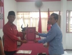 Isma Hakim Rahmat Alias Mas Hakim Menyerahkan Formulir Pendaftaran