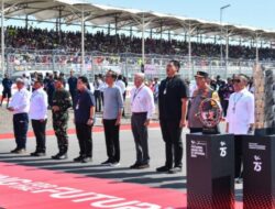 Presiden Jokowi Saksikan dan Serahkan Trofi Juara Pertamina Grand Prix of Indonesia 2024