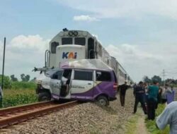 Ambulan Tertabrak Kereta Api di Kediri, 1 Orang tewas