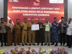 Penyerahan 4 Sertifikat Aset Ruko Citra Niaga Milik Pemkab Jombang