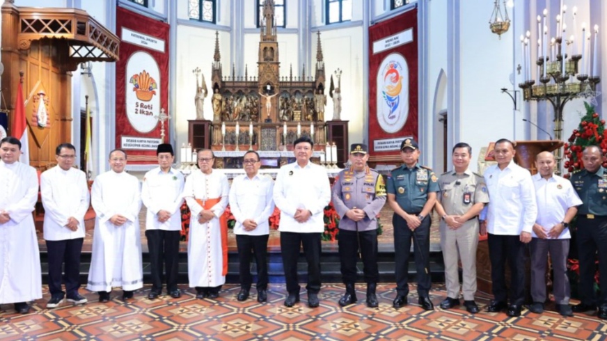 Menkopolkam Budi Gunawan, Menko PMK Pratikno, Menteri Agama Nasaruddin Umar, Kapolri Jenderal Listyo Sigit Prabowo, Panglima TNI Agus Subiyanto, Pj. gubernur DKI Teguh Setyabudi, dan pejabat Forkopimda lainnya, melakukan pengecekan pengamanan Misa di gereja Katedral Jakarta Selasa (24/12/2024)
