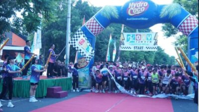 Pj Bupati Jombang, Teguh Narutomo memberangkatkan perserta Oxy Fun Run 2025 pad Minggu (5/1/2024)