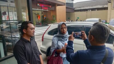 Pelapor ke KPK berinisial DW saat dimintai keterangan awak media Selasa (7/1/2025)