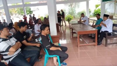 Mediasi warga dengan pengelola peternakan kambing di balai Desa Rejoagung Kec Ploso Kab Jombang, Rabu (8/1/2025)