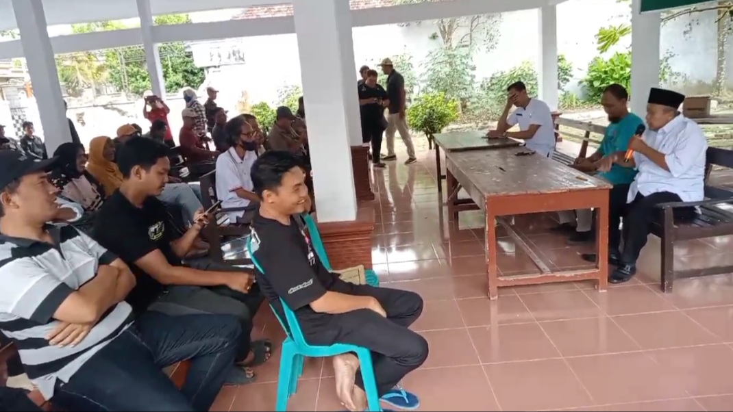 Mediasi warga dengan pengelola peternakan kambing di balai Desa Rejoagung Kec Ploso Kab Jombang, Rabu (8/1/2025)