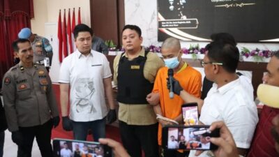 Mantan Kades Mojowono, Kecamatan Kemlagi, AW memberikan keterangan dalam jumpa pers Polres Mojokerto Kota, Rabu (15/1/2025)
