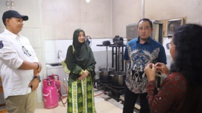 Pj Bupati Jombang Teguh Narutomo saat mengunjungi produk-produk UMKM, bersama Ny. Irene Victorynie Ketua Tim penggerak PKK Kabupaten Jombang Sabtu (18/1/2025)