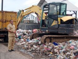Kolaborasi Dinas PUPR Jombang Dan DLH Bersihkan TPS Desa Tunggorono
