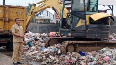 Kolaborasi Dinas PUPR Jombang Dan DLH Bersihkan TPS Desa Tunggorono