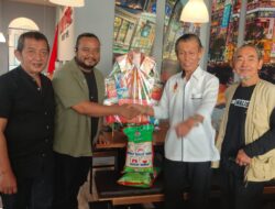 KJJT Beri Bingkisan Kepada Wartawan Senior di HPN 2025