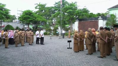 Sekdakab Jombang Agus Purnomo Pimpin Apel di Kantor Disdikbud Jombang