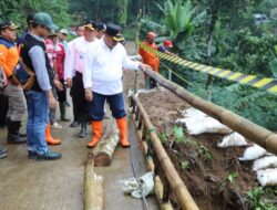 Bupati Jombang Warsubi Tinjau Langsung dan Bantu Korban Longsor Wonosalam