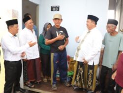 Bupati Jombang Warsubi Serahkan Kunci Huntara Korban Longsor Sambirejo