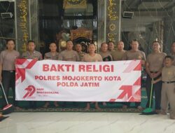 Sambut Hari Bhayangkara ke-79, Polisi Bersihkan Masjid di Mojokerto