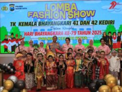 Ceria Anak TK Meriahkan Lomba Fashion Show Hari Bhayangkara ke-79 di Kediri