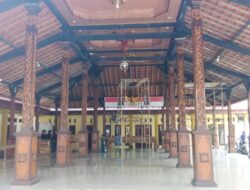 Rehabilitasi Atap Plafon Pendopo Balai Desa Mojorejo Hampir Rampung