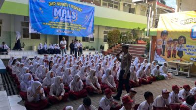 Operasi Patuh Semeru 2025, Polres Mojokerto Edukasi Pelajar Tertib Lalin dan Berbagi Helm Gratis