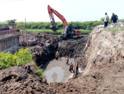 Proyek Pembangunan Jembatan Tinggar Buntut II di Bangsal Mojokerto Dimulai, Warga Sambut Dengan Antusias