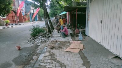 Diduga Proyek Siluman, DPUPR Perakim Kota Mojokerto Kerjakan Trotoar Tanpa Papan Proyek dan K3